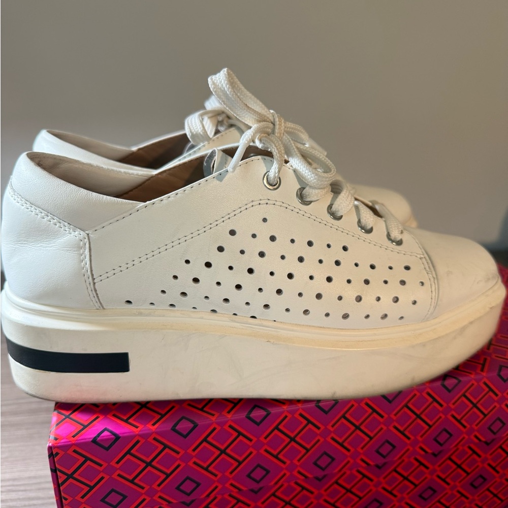 Línea Paolo White Kozie Platform Sneakers